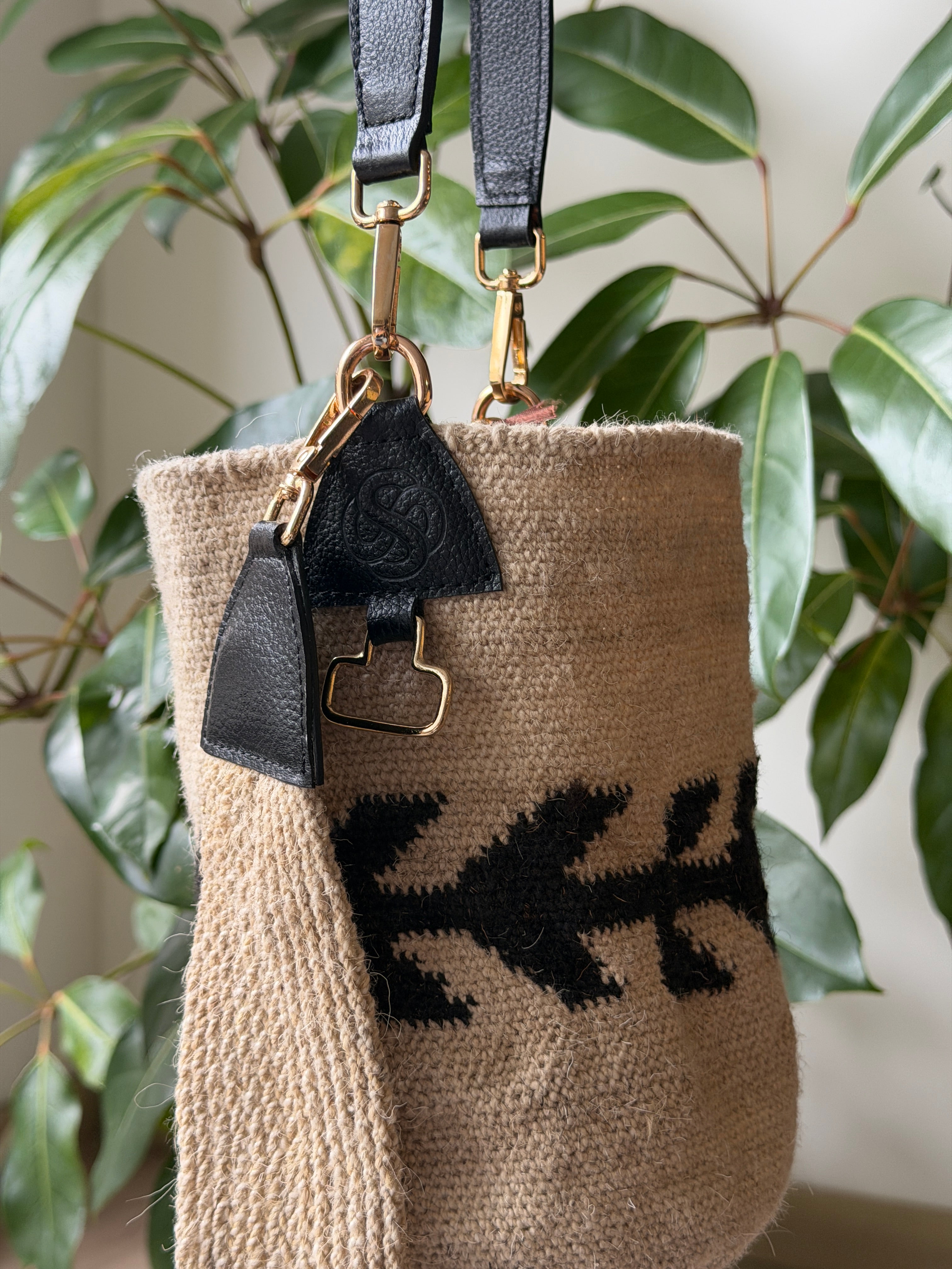 Mochila Arhuaca - Cuero Negro Flechas